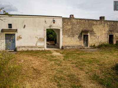 ...l�altra pi� pulita e curata, con lo spiazzo prospicente sgombro da erbacce tagliate di recente 